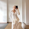 Detailansicht der weißen Häkelspitzen-Strickjacke mit bunten Knöpfen und Wellensaum - S / Weiß