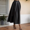Elegante gonna midi in pelle PU nera a vita alta con pieghe e una silhouette a trapezio - S / Nero