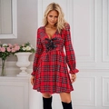 Abito a trapezio natalizio a quadri rossi con scollo a V e dettagli di fiocchi neri - XS / Rosso
