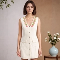 Ärmelloses weißes Kleid mit V-Ausschnitt, Blumenstickerei und Knopfleiste - S / Weiß