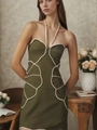 Dettaglio dell'abito halter verde scuro con bordo geometrico bianco e scollatura a cuore - M / Verde Militare