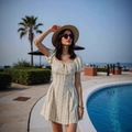 Vestido veraniego beige con flores azules, mangas abullonadas y corte evasé junto a la piscina - S / Albaricoque