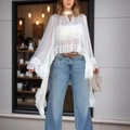 Elegante blusa blanca transparente con volantes, cuello halter y mangas de capa - S / Blanco