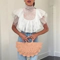 Elegante top in pizzo bianco a collo alto con volant in mesh e borsa a mano intrecciata - L / Bianco