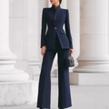 Completo blu navy da donna con giacca sfiancata a collo alto e pantaloni a zampa eleganti - S / Top E Pantaloni / Blu scuro