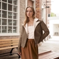 Giacca in pelle scamosciata marrone scuro alla moda con fodera in pile bianco e revers - S / Marrone