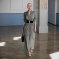 Elegante vestido largo gris de manga larga con un cinturón negro ancho en la cintura - S / Gris