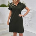 Abito da donna verde scuro a maniche corte con colletto Polo e tessuto testurizzato - S / Verde Militare