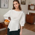 Elegante camicia bianca con scollo a barca, bottoni neri e cintura larga in vita donna - S / Bianco