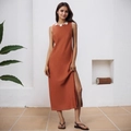 Vestido largo sin mangas color caramelo con detalle floral y abertura en la pierna - S / Rojo Naranja
