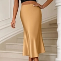 Vista dettagliata della trama liscia e dell'elegante drappeggio di una gonna in raso champagne - S / Oro