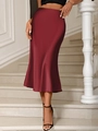 Elegante gonna midi in raso rosso vino a trapezio con finitura lucida e taglio a sirena - S / Borgogna