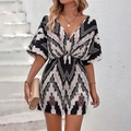 Detail eines bedruckten Jumpsuits mit V-Ausschnitt und Taillierung im Ethno-Muster - S / Black Geometric Print