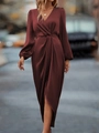 Elegante abito bordeaux a maniche lunghe con scollo a V incrociato e spacco laterale - S / Borgogna