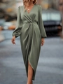 Elegante abito lungo in raso verde salvia con scollo a V, maniche a sbuffo e spacco - S / Verde Fagiolo