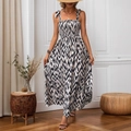 Maxikleid mit Smok-Oberteil, schwarz-weißem Geometriemuster und Schulter-Bindedetails - S / Schwarz & Weiß