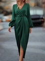 Elegante abito midi in raso verde smeraldo con scollo a V, maniche lunghe e spacco - S / Verde Scuro