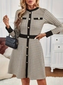 Elegantes, eng anliegendes Tweed-Strickkleid mit Hahnentrittmuster und Goldknöpfen - S / Khaki