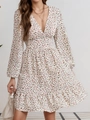 Detalle del vestido crema con estampado floral, escote en V y volantes de gasa suave - S / Blanco Roto
