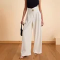 Pantaloni bianchi a gamba larga a vita alta con vita asimmetrica e fibbia dorata - S / Bianco
