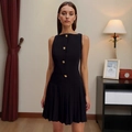 Ärmelloses schwarzes Minikleid mit Goldknöpfen und Faltenrock für einen schicken Look - S / Schwarz