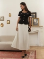 Elegantes französisches Damen-Set mit schwarzem Kurzarm-Oberteil und weißem Plissee-Rock - XS / Oberteil Und Unterteil / Weiß