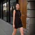 Robe courte noire sans manches avec boutons dorés élégants et tissu texturé chic - Taille S / Noir