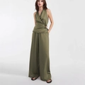 Elegante conjunto de dos piezas en satén verde oliva con top halter y pantalón ancho - S / Top Y Pantalón / Verde oliva