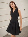 Elegante vestido negro plisado sin mangas con cuello de Peter Pan y ribete de encaje fino - Talla S / Negro