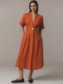 Elegante terracotta Franse midi-jurk met V-hals en knopen aan de voorzijde - S / Oranjerood