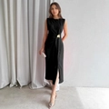 Vestido largo negro sin mangas con abertura lateral y detalle de hebilla dorada - S / Negro
