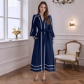 Abito lungo blu scuro con scollo a V, strisce bianche e cintura in vita abbinata - S / Blu Notte