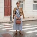 Vestido camisero de rayas azules y blancas con lazo y chaqueta marrón de estilo urbano - S / Rayas azules y blancas