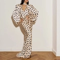 Maxikleid in Champagner mit schwarzen Punkten, V-Ausschnitt und großen Puffärmeln aus Satin - S / Weiß