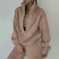 Dettaglio di felpa con mezza zip e pantaloni sportivi coordinati in tessuto taupe terra - Taglia S / Top E Pantaloni / Kaki