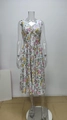Detailansicht des V-Ausschnitts und der Schleife an diesem eleganten Blumenkleid - S / Weißer Blumendruck
