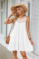 Dettaglio di un abito bianco senza maniche con pizzo all'uncinetto e gonna a balze - S / Bianco