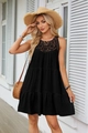 Dettaglio dell'elegante pizzo nero traforato sullo scollo di un abito estivo a balze - S / Nero