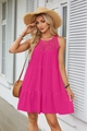 Dettaglio dell'abito fucsia con scollo in pizzo traforato e gonna a balze a strati - Rosso rosa