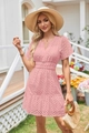 Dettaglio dell'abito in pizzo rosa con scollo a V e gonna a balze con volant a strati - Rosa