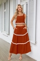 Dettaglio del set due pezzi arancione con bordo smerlato bianco e coulisse in vita elasticizzata - S / Rosso Mattone