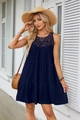 Dettaglio dell'abito a trapezio senza maniche blu navy con scollo in pizzo all'uncinetto - S / Blu navy
