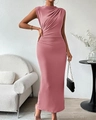 Détail de la robe longue sans manches mauve avec fronces élégantes et col montant chic - Rose