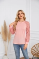 Detalle de blusa rosa de manga larga con encaje calado intrincado y cuello redondo plisado - S / Rosa