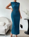 Détail de fronces élégantes et tissu drapé sur une robe longue moulante sans manches bleu - Bleu
