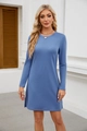 Detail van een lichtblauwe jurk met lange mouwen, ronde hals en zijsplit voor dames - S / Blauw