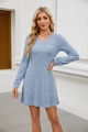Detail eines hellblauen Strickkleids mit V-Ausschnitt, langen Ärmeln und Rippenstruktur - Hellblau