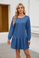 Detalle de vestido túnica azul real de manga larga con dobladillo de volantes y cuello redondo - S / Aguamarina
