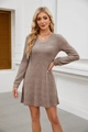 Dettaglio del mini abito in maglia marrone con scollo a V, trama a coste e maniche lunghe - S / Cachi