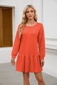 Detalle de vestido sudadera coral con cuello de punto de cruz y dobladillo con volantes - S / Rojo